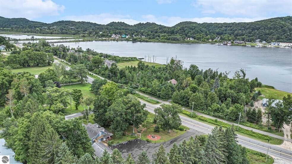 More Photos Of 519 Lake St, Frankfort Hotel For Sale