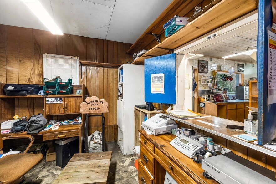 More Photos Of 7550 Logsden Rd, Logsden Convenience Store For Sale