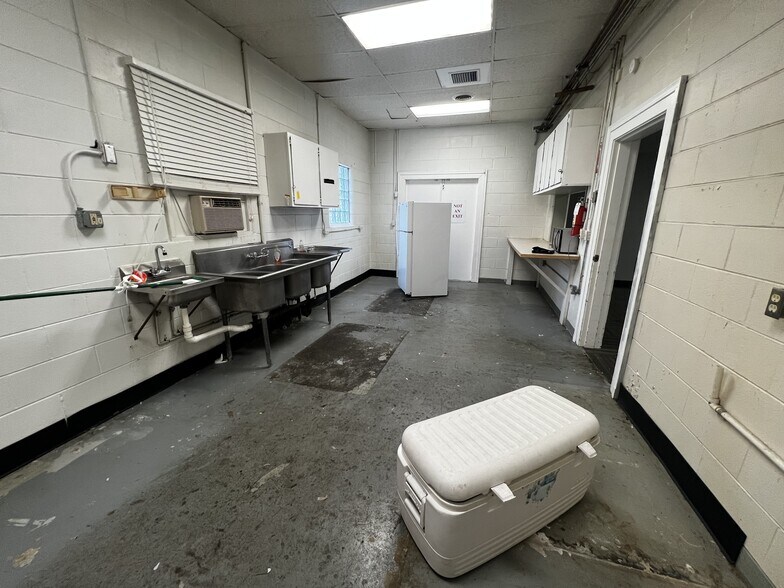 More Photos Of 1075 Ohio Pike, Cincinnati Office For Lease