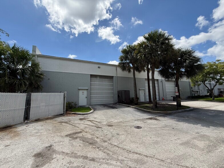 More Photos Of 1865 S Powerline Rd, Deerfield Beach Service For Lease