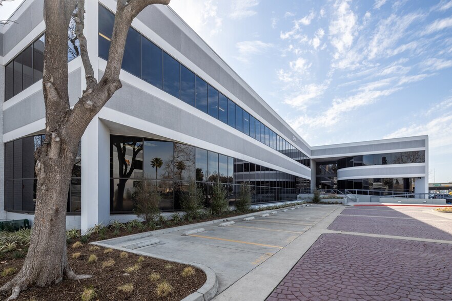 More Photos Of 2100 W Orangewood Ave, Orange Unknown For Lease