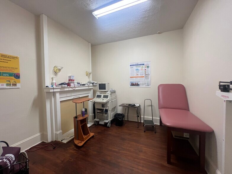 More Photos Of 512 Sunset Ave, Clinton Office For Sale