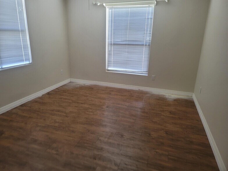 More Photos Of 7340 Blanco Rd, San Antonio Self Storage For Lease