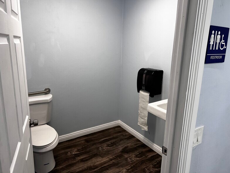 More Photos Of 8031 Greenleaf Ave, Whittier Freestanding For Lease