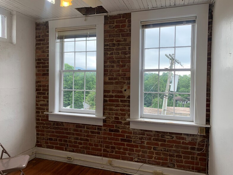 More Photos Of 16 N Trade St, Tryon Office For Sale