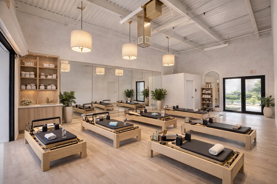 More Photos Of 230 N Congress, Lake Park Flex For Lease