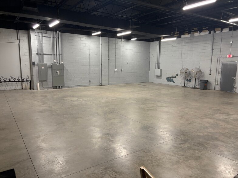 More Photos Of 1724 27th Ct S, Birmingham Auto Repair For Lease