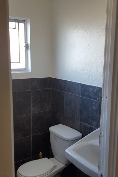 More Photos Of 4612 Manhattan Beach Blvd, Lawndale Warehouse For Lease