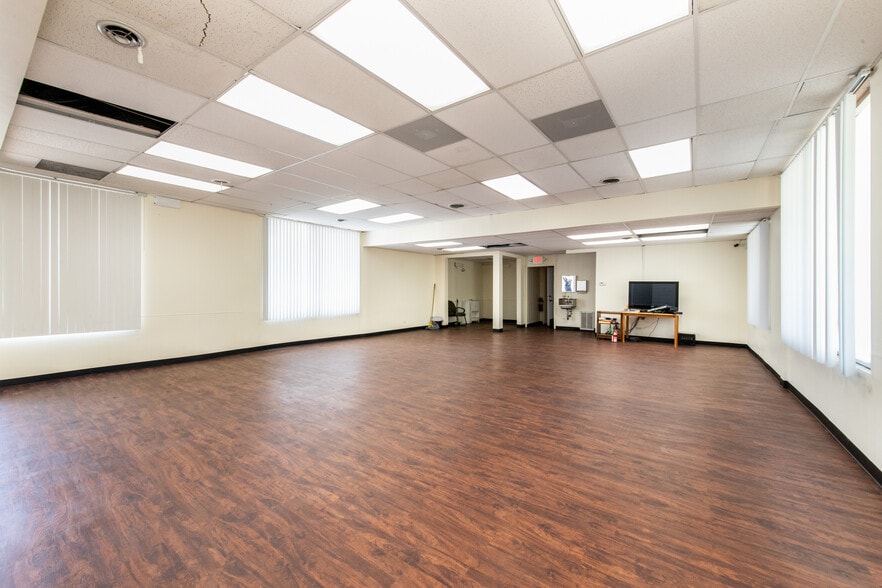 More Photos Of 47 W Dundee Rd, Wheeling Medical For Lease