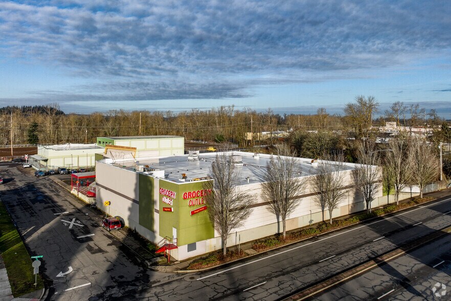 More Photos Of 299 D St NE, Salem Supermarket For Sale
