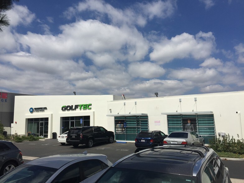 More Photos Of 21015 Oxnard St, Woodland Hills Storefront For Lease