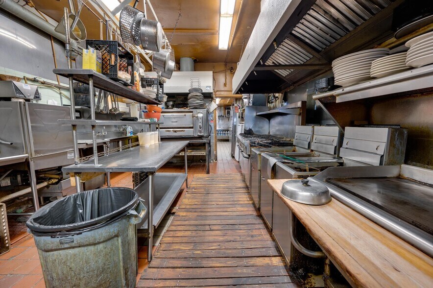 More Photos Of 3011 Pine Ave, Niagara Falls Restaurant For Sale