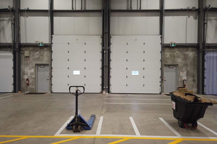 More Photos Of 1245 De L'aviation Av, Dieppe Manufacturing For Lease