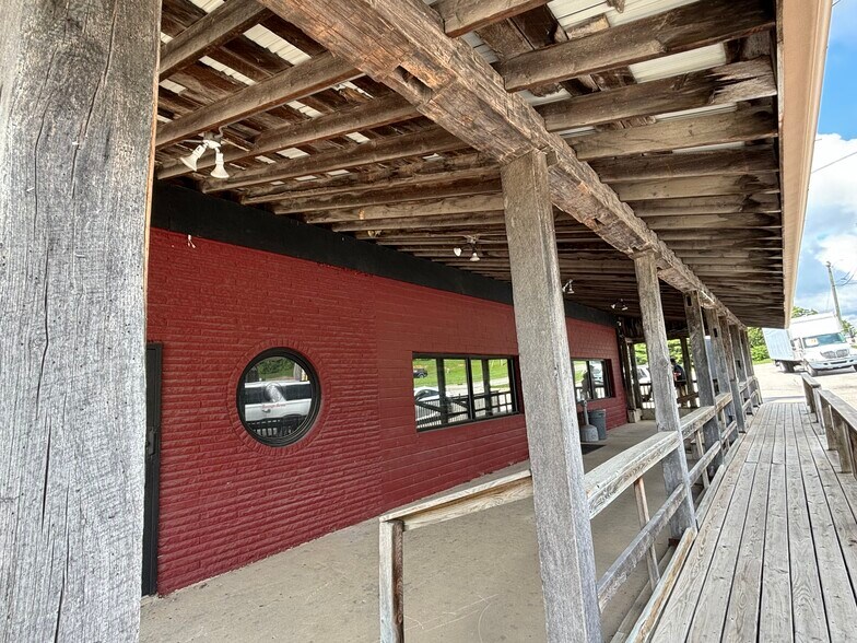 More Photos Of 1012 E Hackberry St, Salem Freestanding For Sale