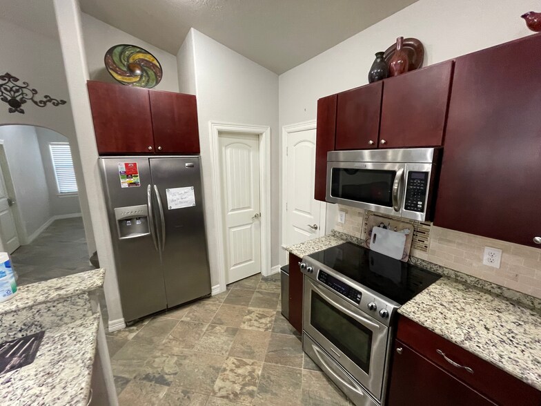 More Photos Of 108 Adolphus Ave, Lake Dallas Flex For Sale