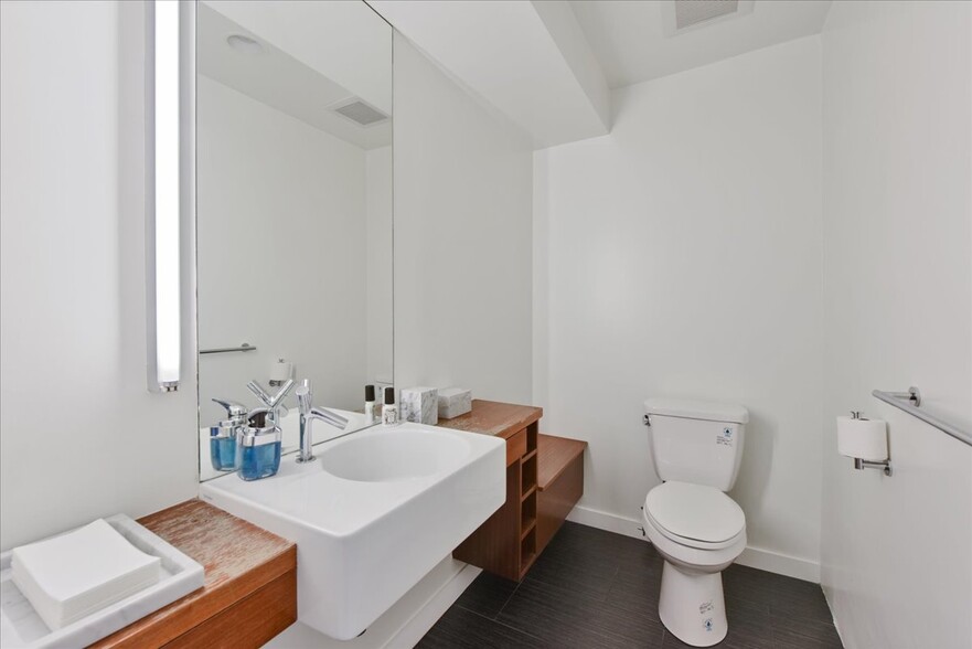 More Photos Of 1319 Abbot Kinney Blvd, Venice Loft Creative Space For Lease