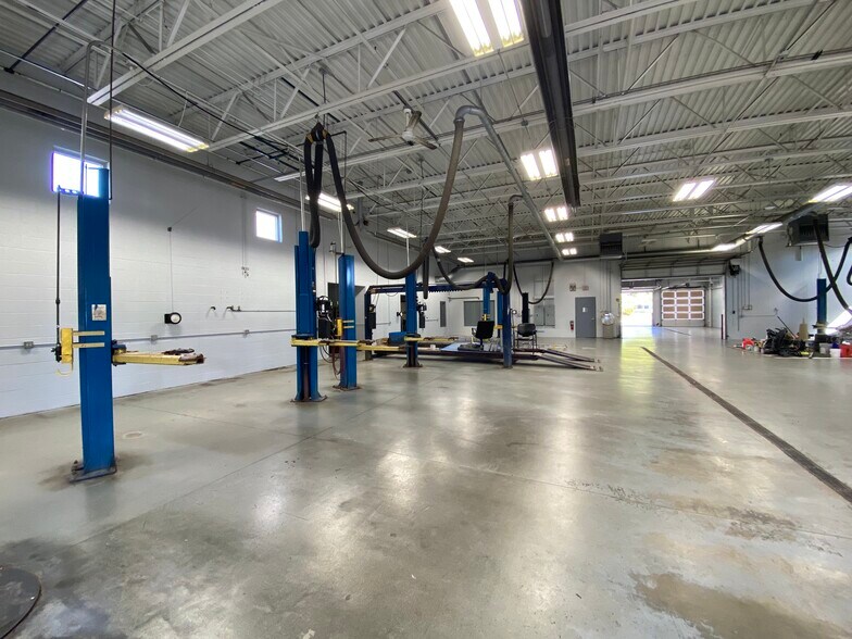 More Photos Of 855 E Grand Ave, Lake Villa Auto Dealership For Lease