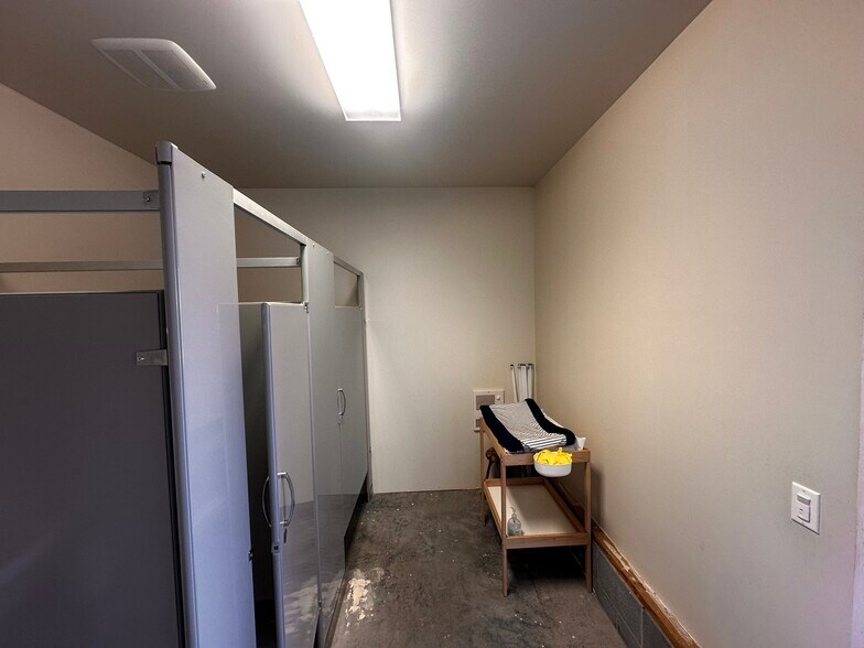 More Photos Of 522A S Main St, Broadway Flex For Sale