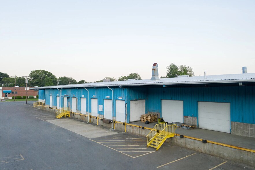 More Photos Of 80 Holton St, Woburn Service For Lease