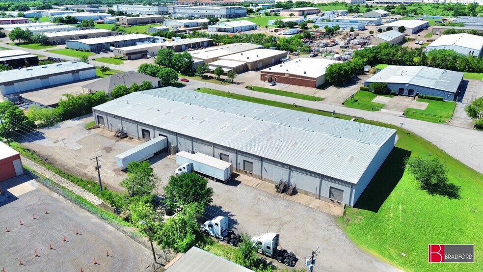 More Photos Of 1000-1008 N Commercial Blvd, Arlington Warehouse For Lease