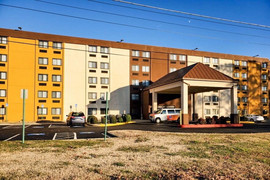 Primary Photo Of 6363 Oxon Hill Rd, Oxon Hill Hotel For Sale