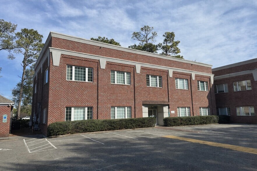 More Photos Of 430 Eastwood Rd, Wilmington Office For Sale