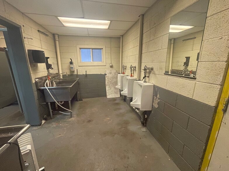 More Photos Of 9129 Euclid Ave, Manassas Warehouse For Lease