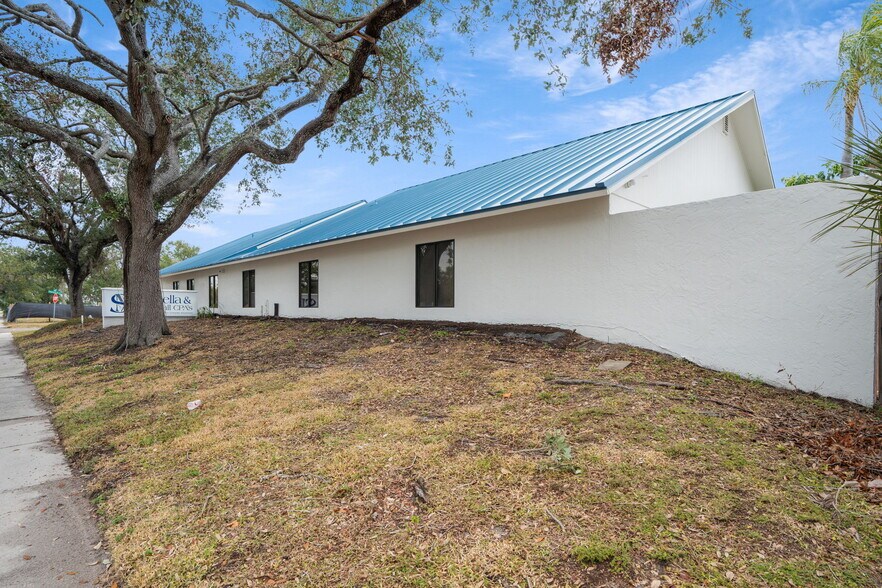 More Photos Of 2501 S Tamiami Trl, Sarasota Office For Lease