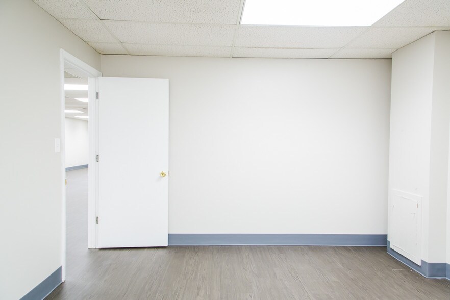 More Photos Of 10308 State Line Rd, Leawood Office For Lease