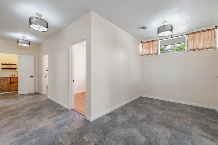 More Photos Of 601 Mary Lake Dr, Bryan Office Residential For Lease