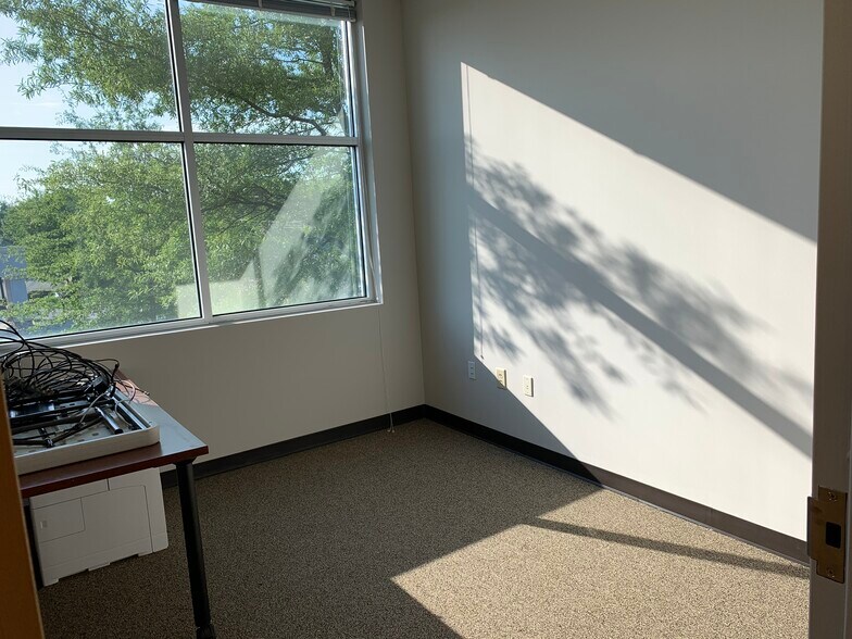 More Photos Of 2315 W Arbors Dr, Charlotte Medical For Lease