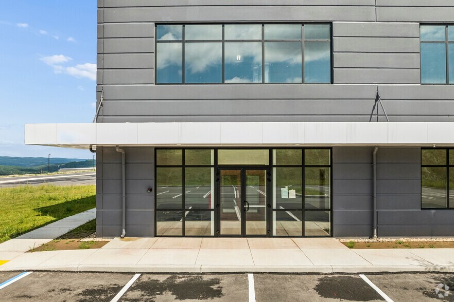 More Photos Of Alberigi Dr, Jessup Distribution For Lease
