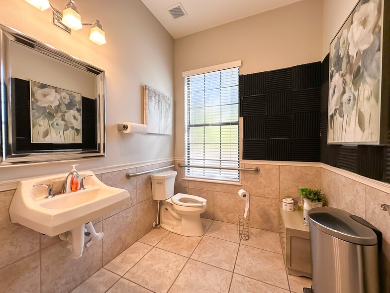 More Photos Of 180 Fitzgerald Rd, Lakeland Office For Sale