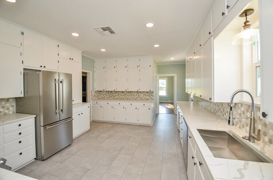 More Photos Of 803 Austin St, Richmond Office Residential For Lease