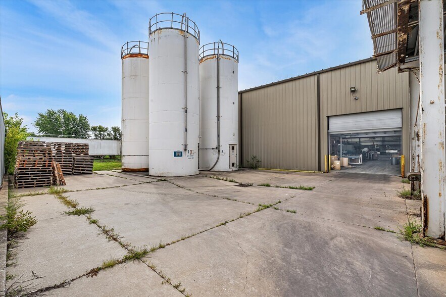 More Photos Of 202 1st St S, Kalona Manufacturing For Sale