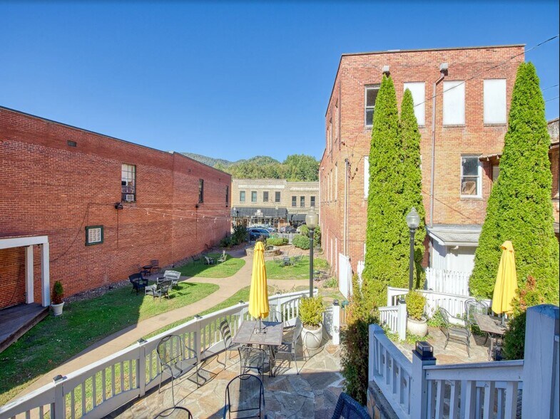 More Photos Of 553 W Main St, Sylva Restaurant For Lease