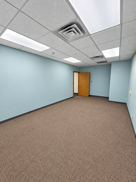 More Photos Of 302-304 Ohio St, Oshkosh Office For Sale