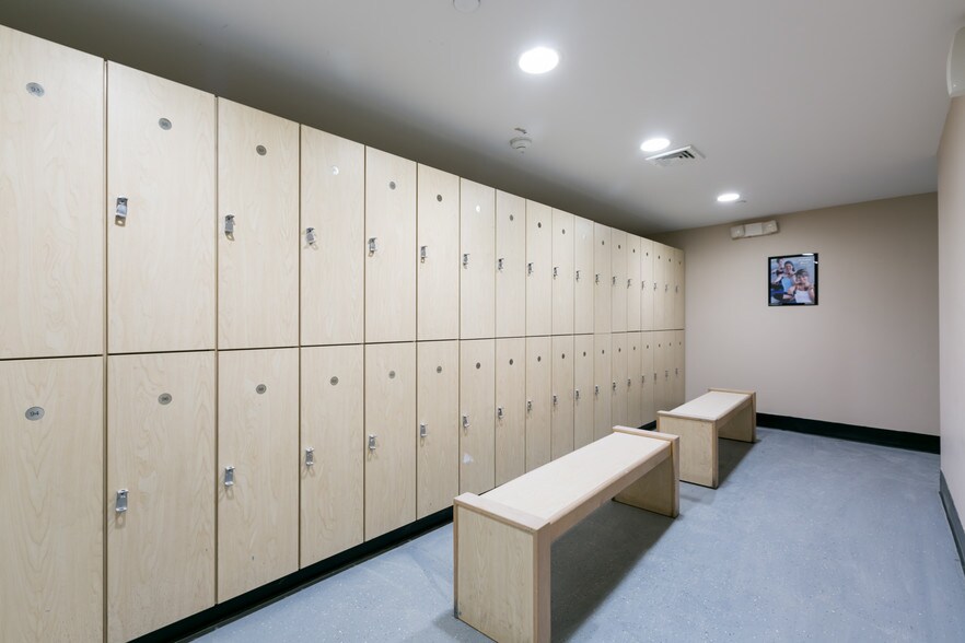 More Photos Of 132 N Wellwood Ave, Lindenhurst Storefront Retail Office For Lease