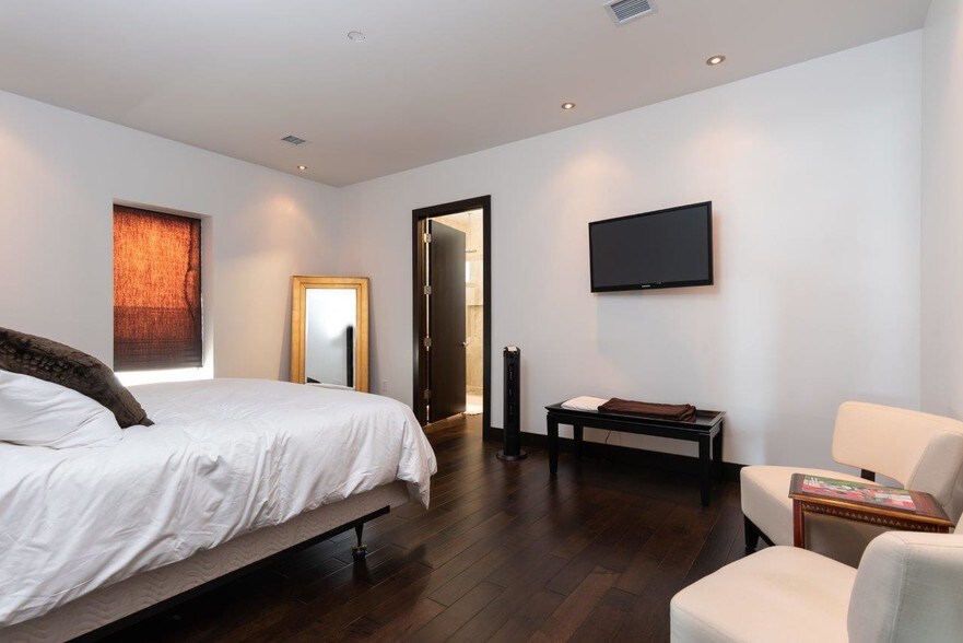 More Photos Of 18000 Groeschke Rd, Houston Airplane Hangar For Sale