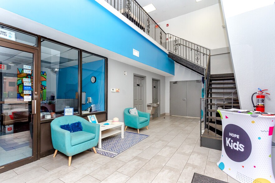 More Photos Of 11633 137th St N, Largo Showroom For Sale