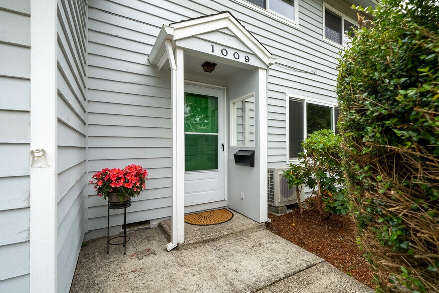 More Photos Of 1009-1011 Grove Ave, Tillamook Apartments For Sale