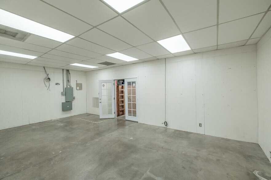 More Photos Of 500 Queen Ave SW, Albany Service For Sale