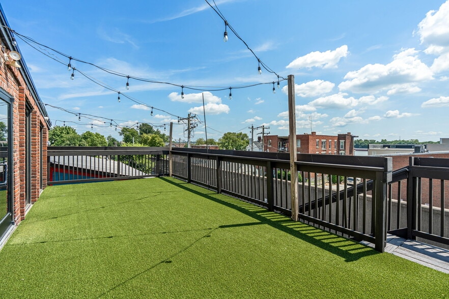 More Photos Of 134 Spring St, Jeffersonville Bar For Sale