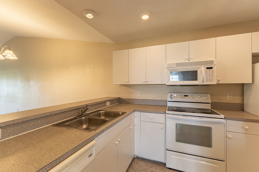 More Photos Of 717 SE 8th St, Cape Coral Apartments For Sale