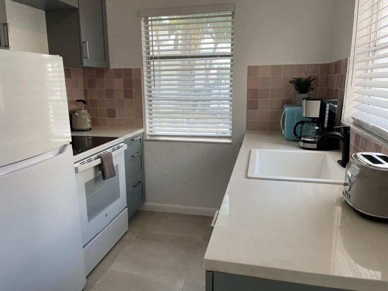 More Photos Of 50 Royal Way, Clearwater Beach Hotel For Sale