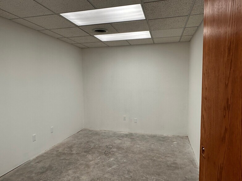 More Photos Of 1011 E 7th St, Odessa Office For Lease
