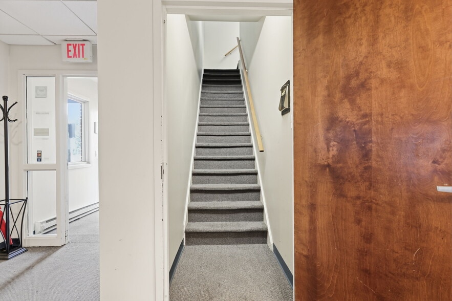 More Photos Of 1568 Woodbourne Rd, Levittown Office For Lease