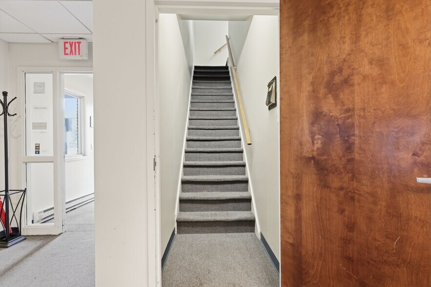 More Photos Of 1568 Woodbourne Rd, Levittown Office For Sale