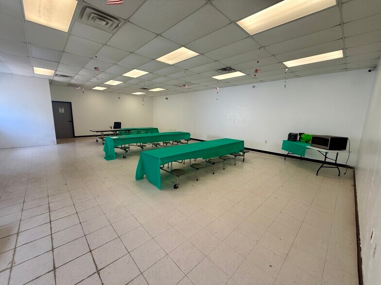 More Photos Of 2005 Tile Factory Rd, Palestine Manufacturing For Lease