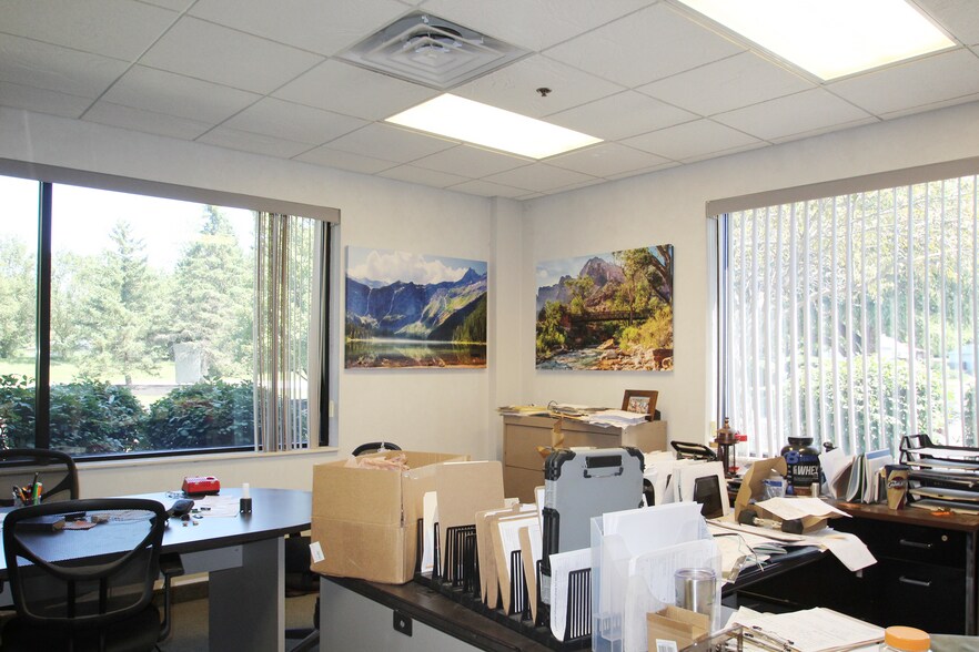 More Photos Of 2557-2571 Center Rd, Hinckley Warehouse For Lease